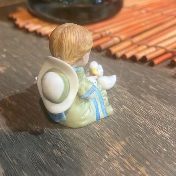 Holly Hobbie feeding pet geese “Little Things” Figurine - Picture 3 of 8